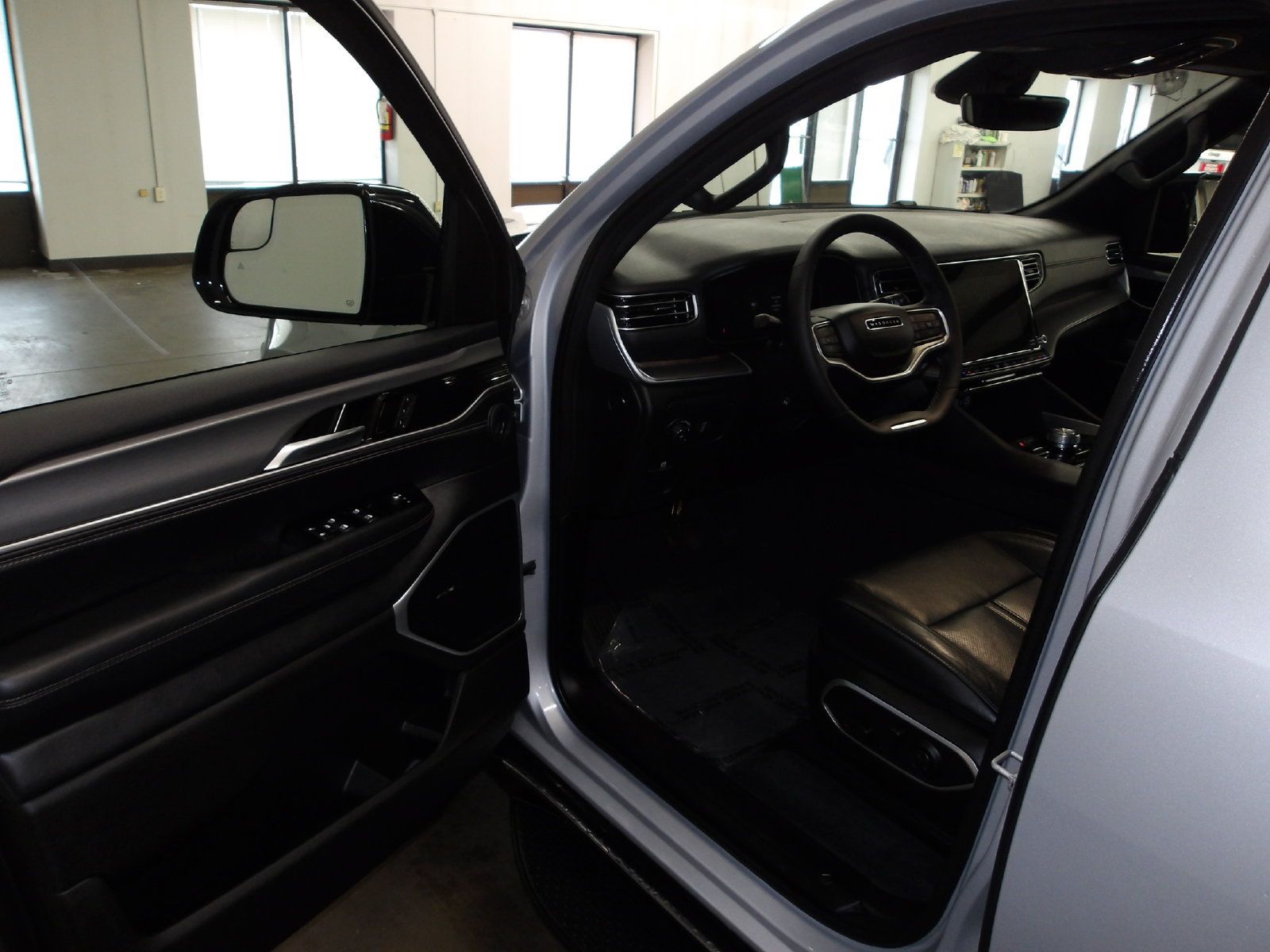 Used 2025 Jeep Wagoneer 4WD image 8