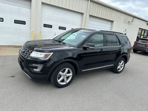 Used 2017 Ford Explorer XLT w/ Equipment Group 202A AWD/4WD image 12