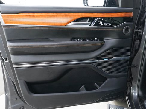 Used 2022 Jeep Grand Wagoneer Series III w/ Rear-Seat Entertainment Group AWD/4WD image 23