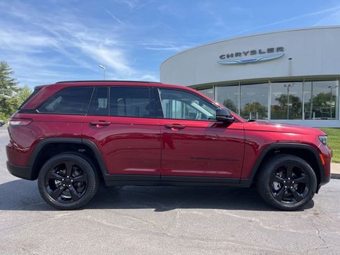 Used 2023 Jeep Grand Cherokee Limited w/ Black Appearance Package AWD/4WD image 62