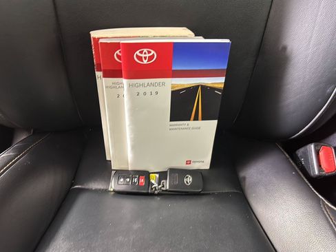 Used 2019 Toyota Highlander XLE AWD/4WD image 24