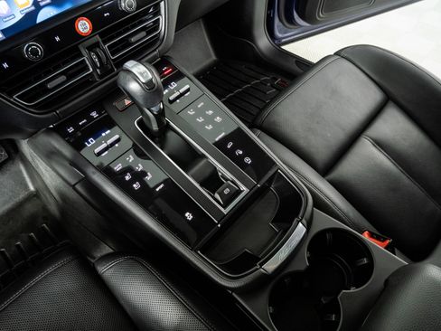 Certified 2023 Porsche Macan AWD/4WD image 17