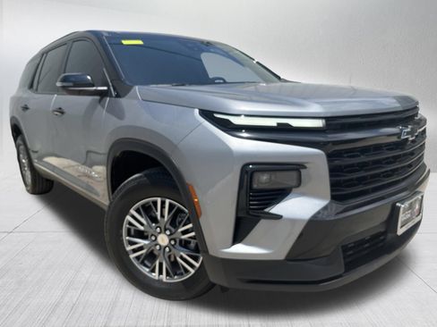 Used 2026 Chevrolet Traverse LT FWD image 3