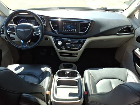 Used 2019 Chrysler Pacifica Touring-L image 11