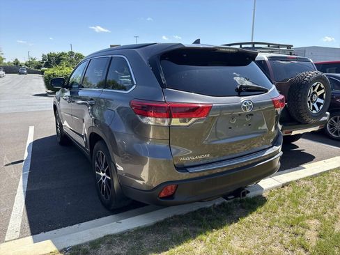 Used 2018 Toyota Highlander SE w/ Carpet Mat Package (TMS) AWD/4WD image 2