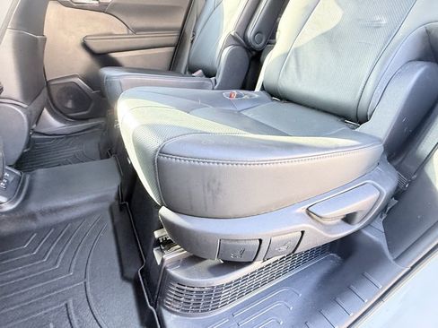 Used 2021 Toyota Highlander Limited image 30