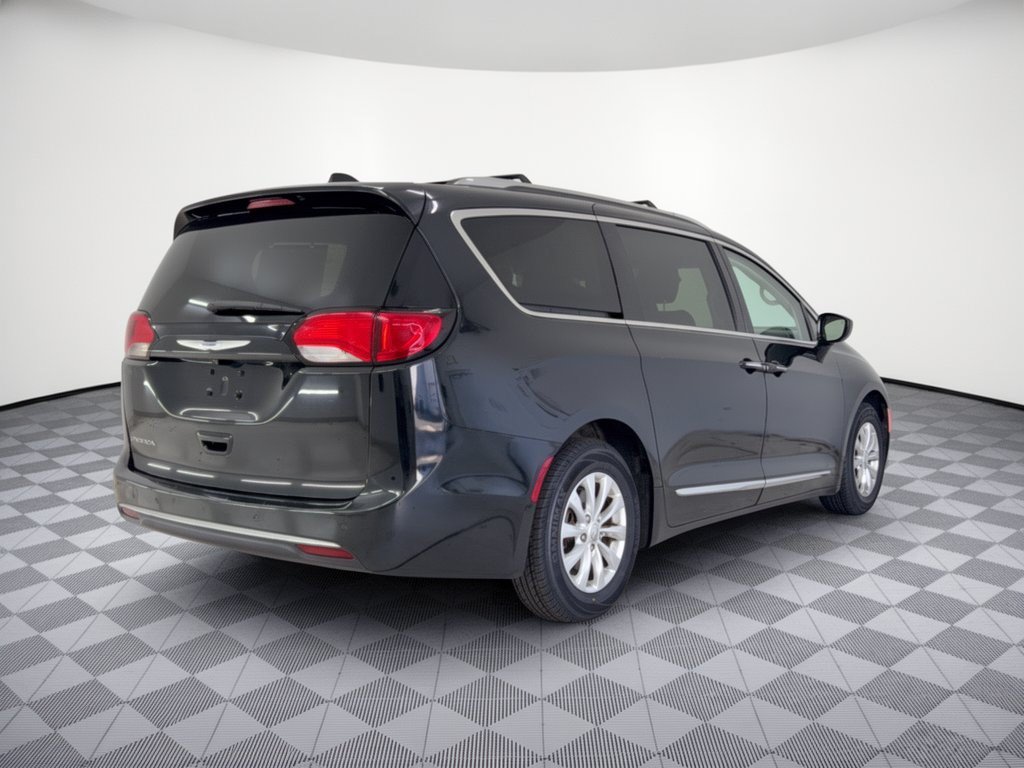 Used 2019 Chrysler Pacifica Touring-L FWD image 9