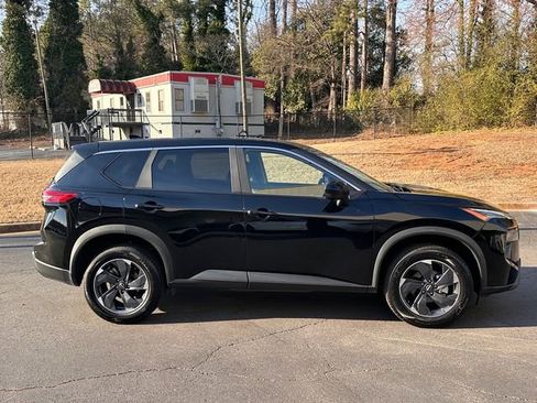 Used 2024 Nissan Rogue SV image 2