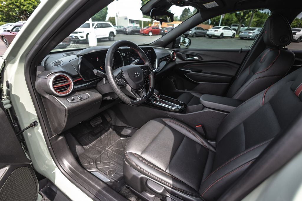 Used 2024 Chevrolet Trax RS w/ Sunroof Package FWD image 19