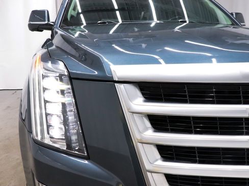 Used 2019 Cadillac Escalade ESV Premium Luxury image 51