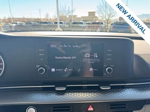 Used 2022 Kia Carnival LX image 22