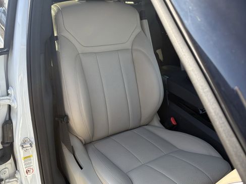 Used 2017 Land Rover Discovery HSE image 14