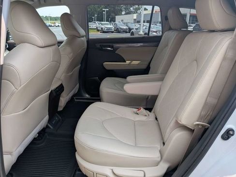 Used 2022 Toyota Highlander Platinum FWD image 16