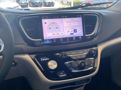 Used 2024 Chrysler Pacifica Touring-L FWD image 6