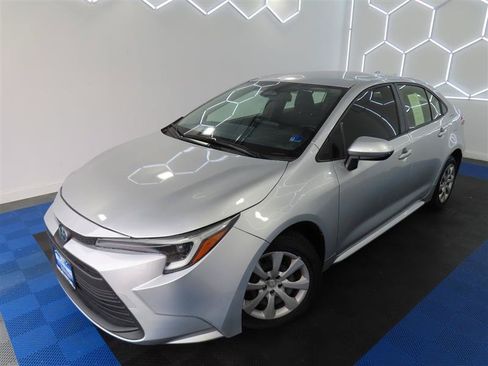 Used 2025 Toyota Corolla LE FWD image 3