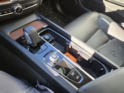 Used 2024 Volvo XC60 B5 Plus image 25