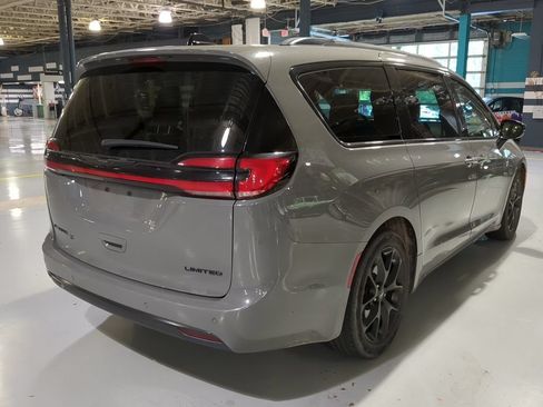 Used 2025 Chrysler Pacifica Limited FWD image 8