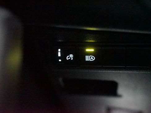 Used 2024 Toyota Corolla Cross XLE image 23