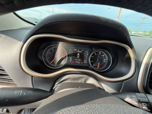 Used 2018 Jeep Cherokee Latitude w/ Altitude Package FWD image 15