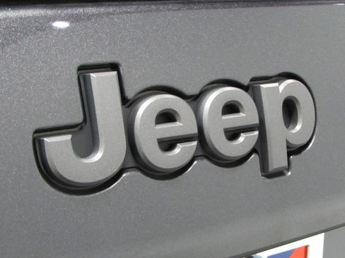 Used 2022 Jeep Cherokee Trailhawk AWD/4WD image 34