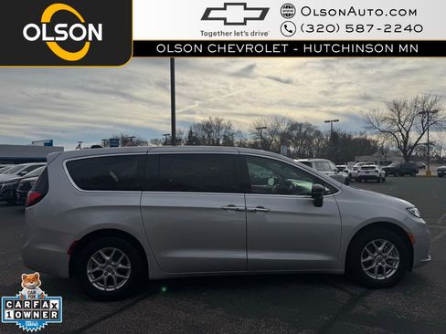 Used 2024 Chrysler Pacifica Touring-L image 6