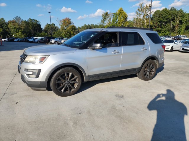 Used 2017 Ford Explorer XLT w/ Equipment Group 202A FWD image 8