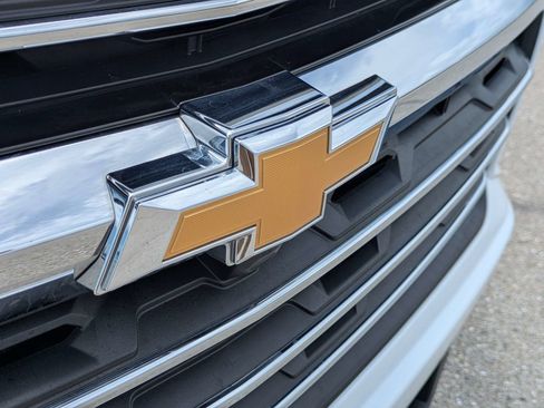 Used 2025 Chevrolet Traverse LT FWD image 14