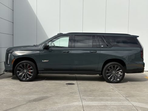 Certified 2025 Cadillac Escalade ESV V AWD/4WD image 4