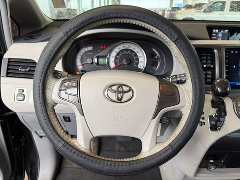Used 2011 Toyota Sienna SE w/ Towing Pkg FWD image 11