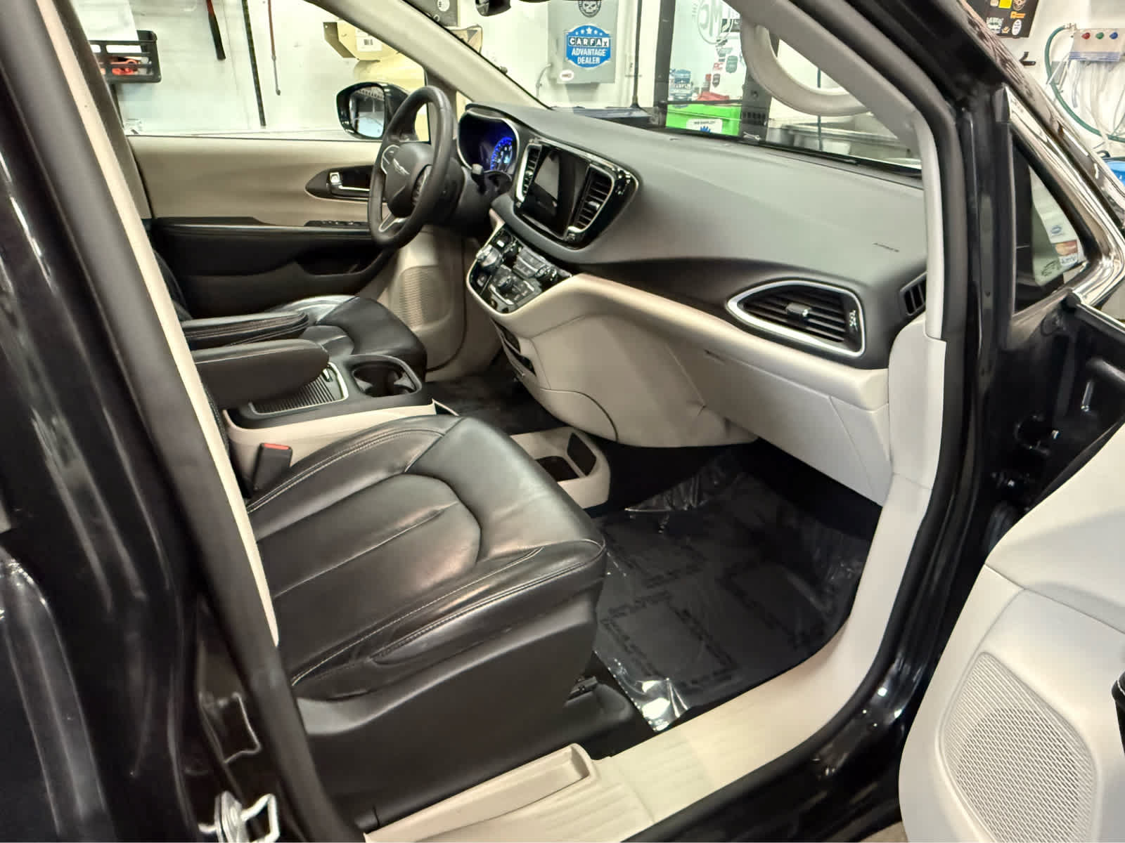 Used 2022 Chrysler Pacifica Touring-L FWD image 27