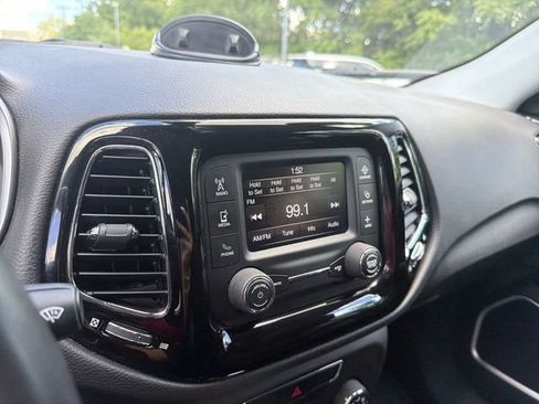 Used 2018 Jeep Compass Latitude FWD image 23
