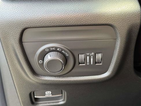 New 2025 Jeep Grand Cherokee Altitude image 28