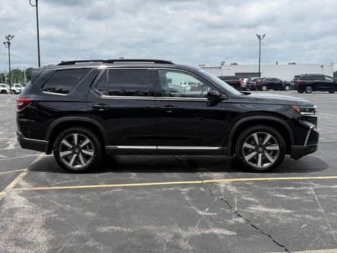 Used 2025 Honda Pilot Touring image 2