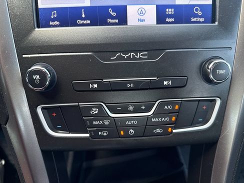 Used 2020 Ford Fusion SE FWD image 17