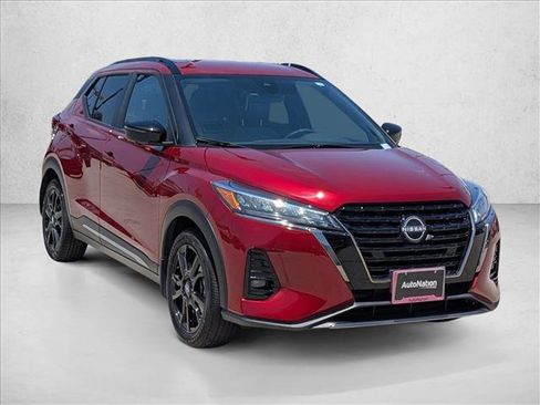Used 2023 Nissan Kicks SR w/ SR Premium Package FWD image 3