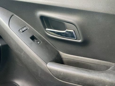 Used 2022 Chevrolet Trax LS w/ Tint and Cruise Package AWD/4WD image 25