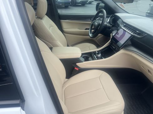 Used 2025 Jeep Grand Cherokee L Limited w/ Luxury Tech Group II AWD/4WD image 33