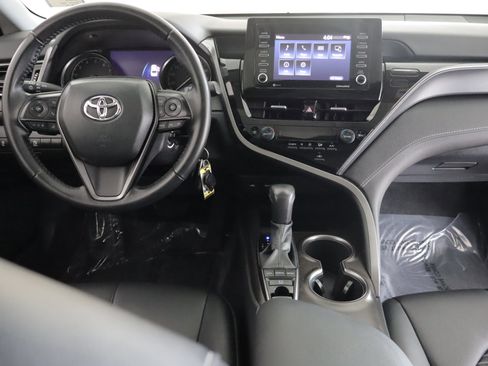 Used 2023 Toyota Camry SE image 2
