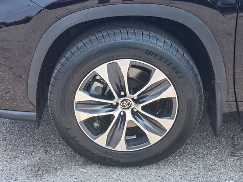 Used 2022 Toyota Highlander XLE image 8