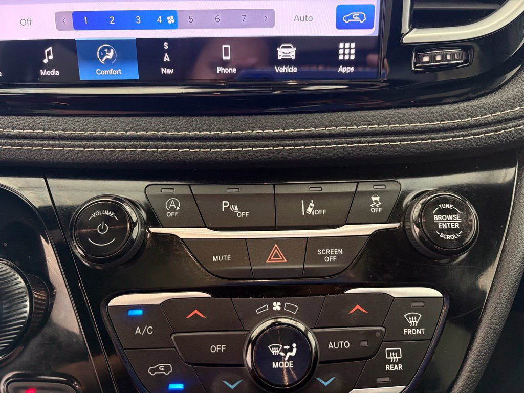 Used 2025 Chrysler Pacifica Limited FWD image 21