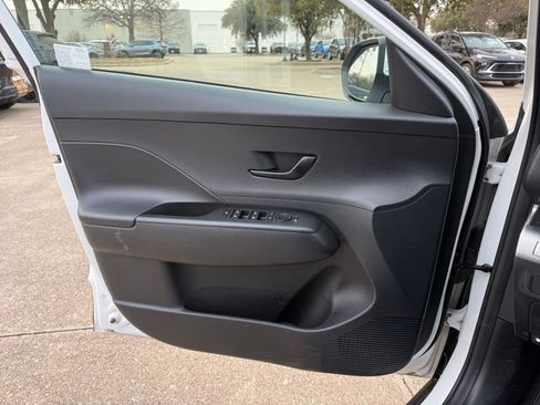 Used 2025 Hyundai Kona SEL image 18