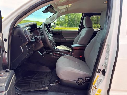 Used 2022 Toyota Tacoma SR AWD/4WD image 2