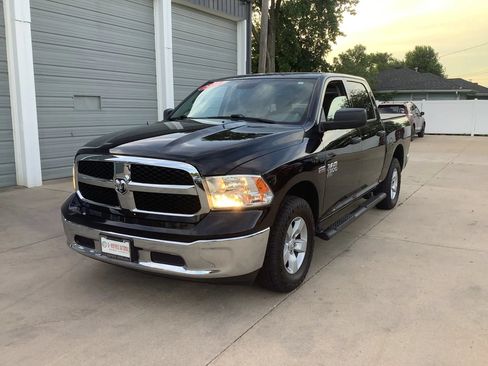 Used 2020 RAM 1500 Tradesman w/ Chrome Appearance Group AWD/4WD image 4