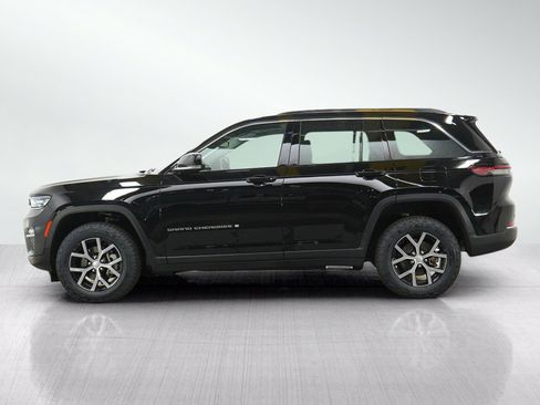 Used 2023 Jeep Grand Cherokee Limited w/ Trailer Tow Prep Group (B) AWD/4WD image 2