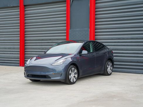 Used 2023 Tesla Model Y AWD image 1