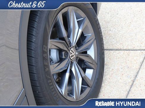 Used 2022 Volkswagen Tiguan SE FWD image 40