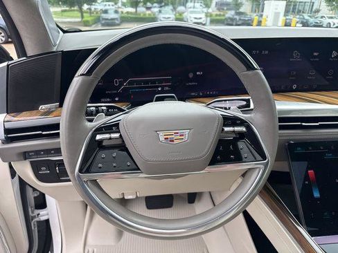 Certified 2025 Cadillac Escalade ESV Sport Platinum w/ LPO, Floor Liner Package AWD/4WD image 15