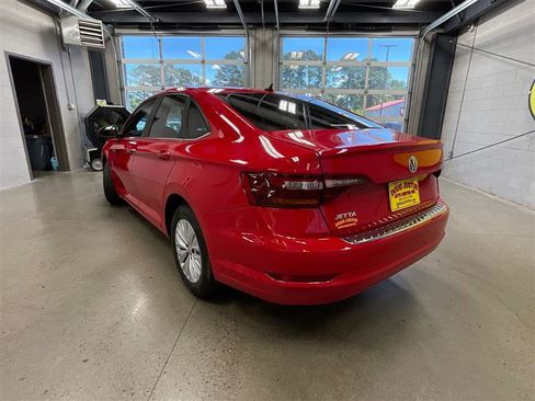 Used 2019 Volkswagen Jetta SE FWD image 3