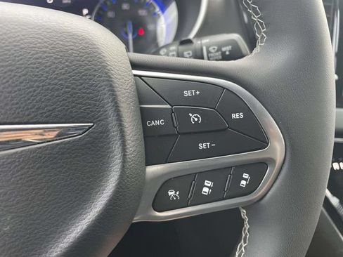 Used 2026 Chrysler Pacifica Select FWD image 23
