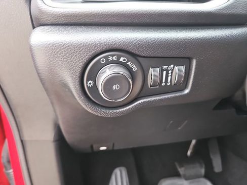 Used 2025 Chrysler Pacifica Select FWD image 17
